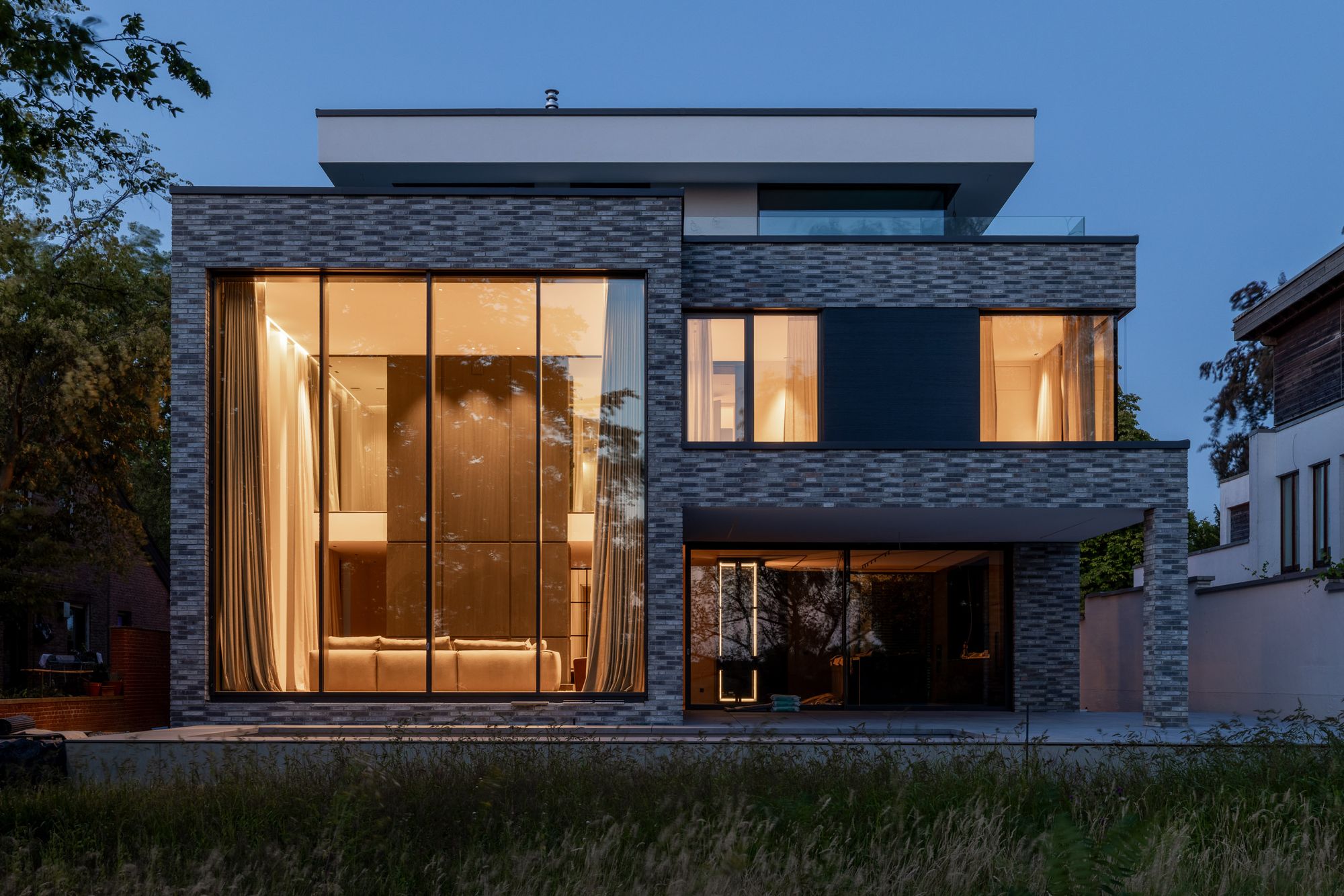 Neubau-Villa in Düsseldorf in der Dämmerung