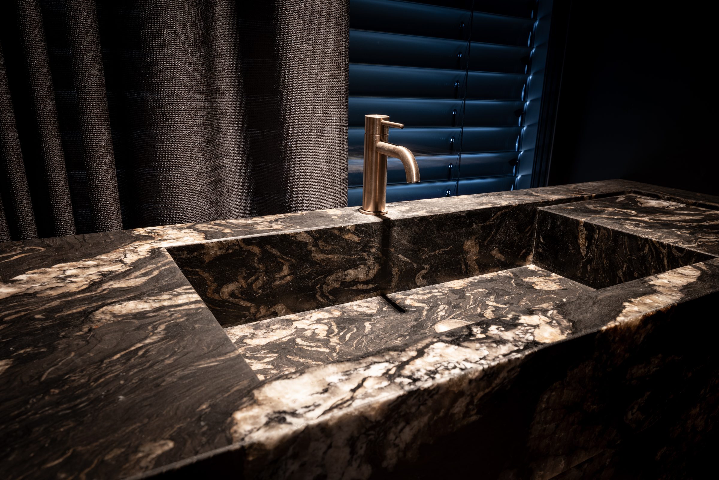Gäste-WC Waschtisch in Naturstein Cosmic Black mit Messingarmatur