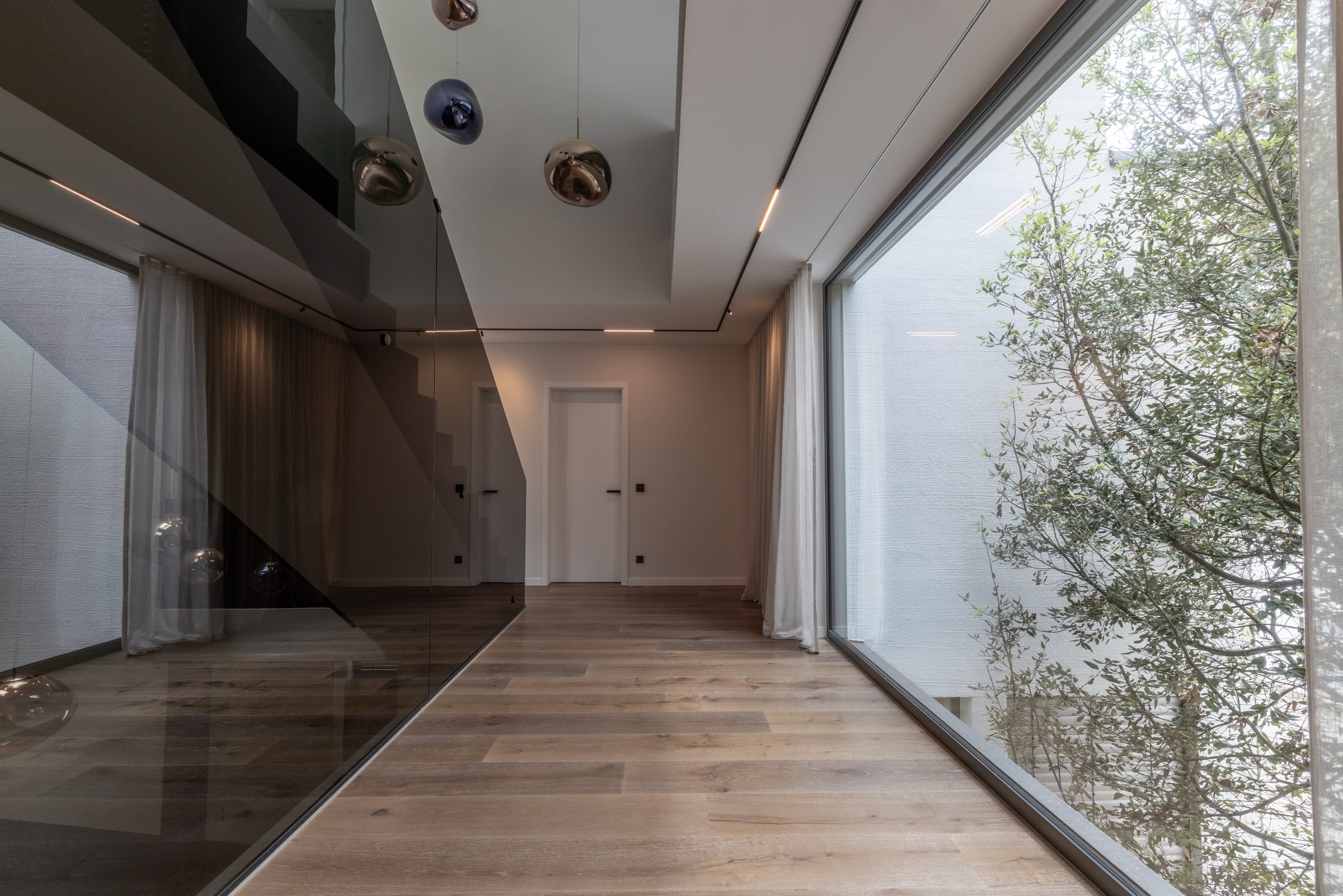 Galerie mit Blick in den Luftraum und ins Grüne