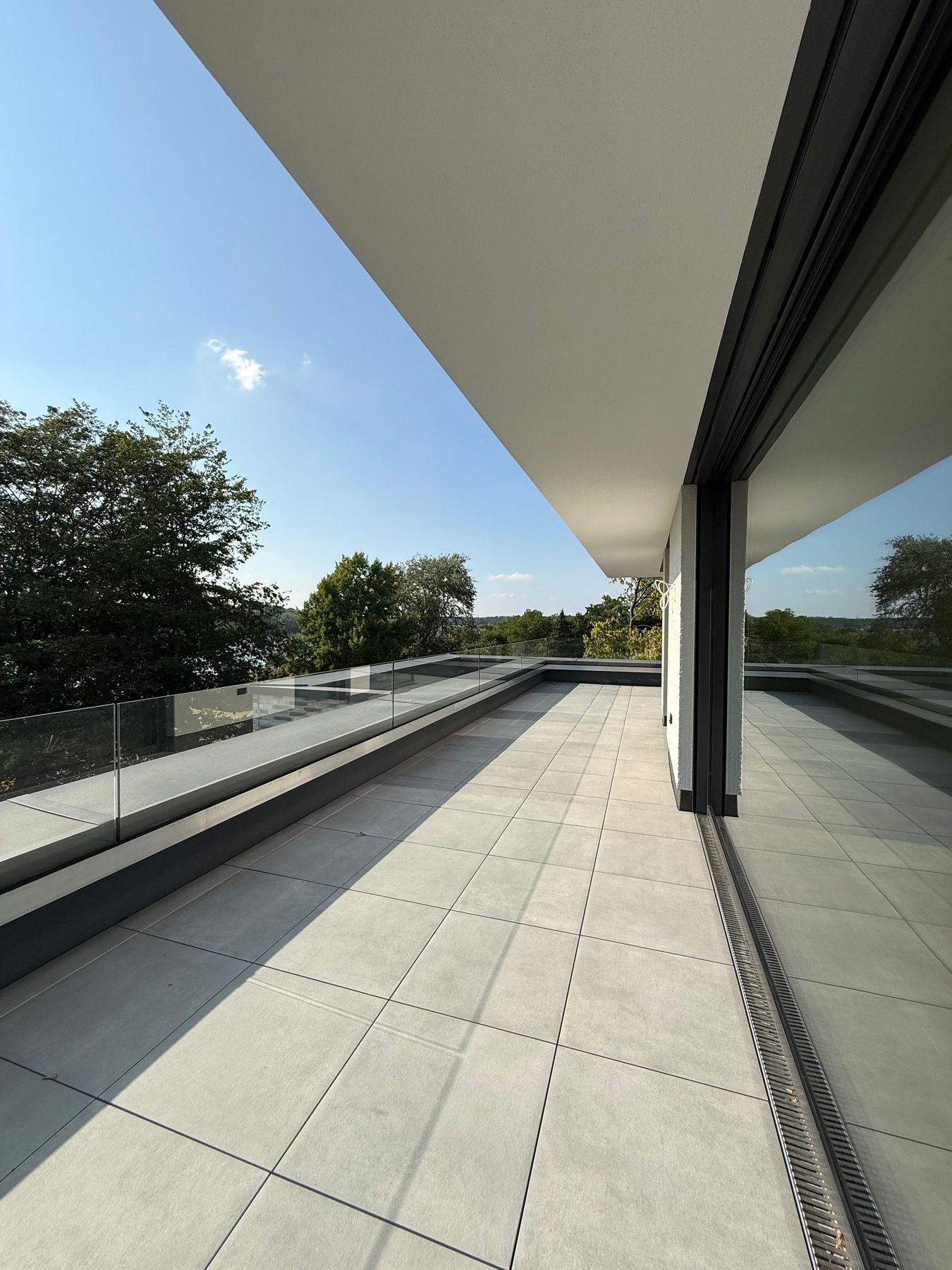 Pooldeck und Terrasse